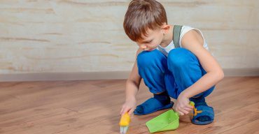 Maneiras De Ensinar Seu Filho A Ajudar Na Limpeza