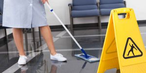 limpar o piso faz parte do cronograma de limpeza em condomínio
