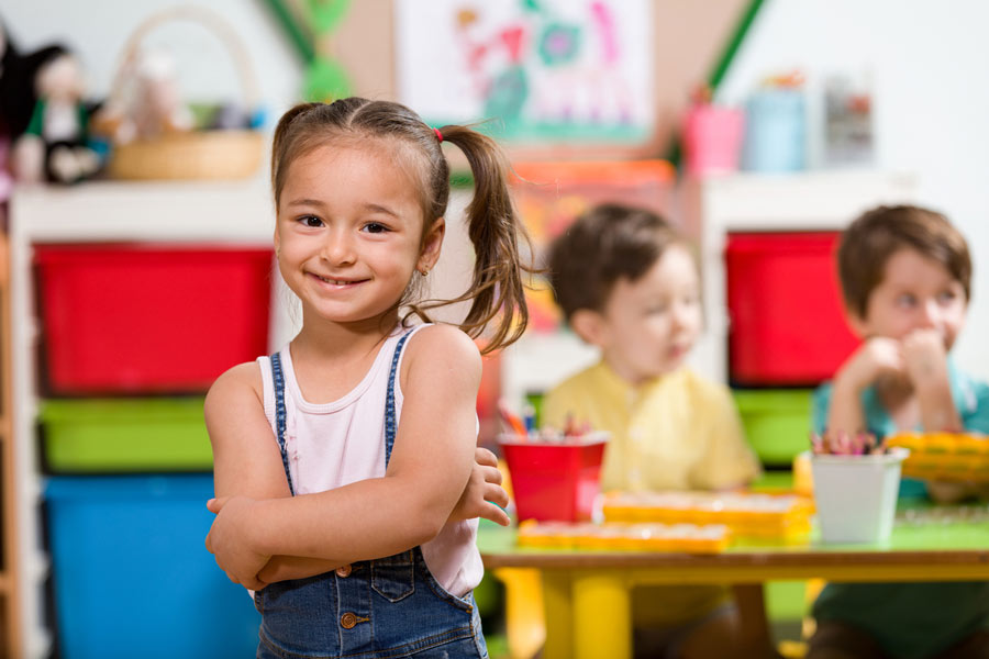 Criança curtindo a festa na escola