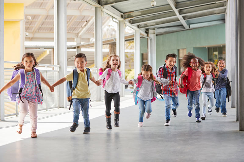 Crianças a caminho da festa na escola