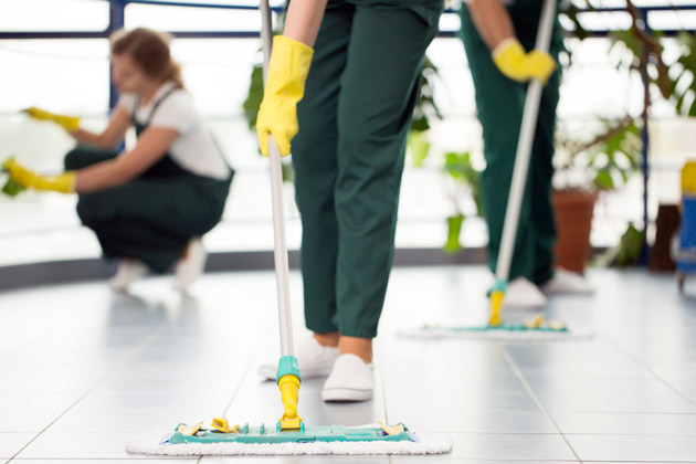 Profissionais da empresa de limpeza pós-obra no RJ limpando o chão