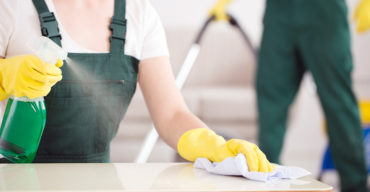 Funcionários de higiene trabalhando. Saiba porque contratar limpeza terceirizada para sua empresa!