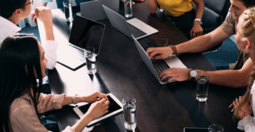 Pessoas trabalhando juntas. Entenda porque fazer limpeza flash em coworking!