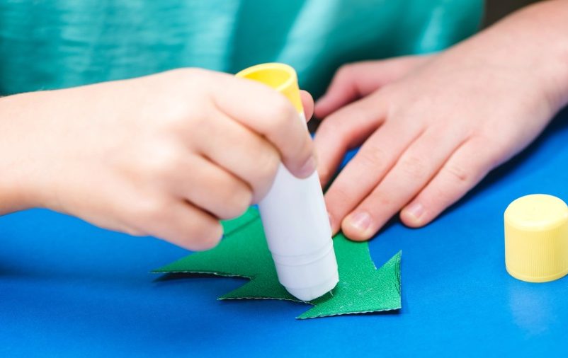 Crianças fazendo decoração para Festa De Natal Na Escola