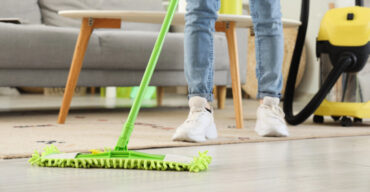 Pessoa fazendo limpeza de piso encardido