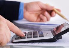 Homem calculando quanto custa terceirizar