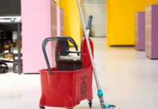 Saiba mais sobre higienização de ambientes e limpeza profissional em escolas Corredor de instituição de ensino com armários para o serviço de limpeza profissional em escolas.