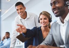 Conte com uma equipe completa para gestão de serviços terceirizados Supervisor orientando atendentes de telemarketing no ambiente de gestão de serviços terceirizados