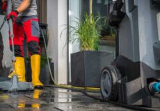 Higienização de superfícies e limpeza de pisos industriais Profissional usando lavadora industrial, no contexto de técnicas de limpeza de pisos industriais.