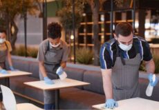 Protocolos sanitários de higienização para bares e restaurantes Equipe de funcionários ilustrando as melhores práticas de higienização para bares e restaurantes.